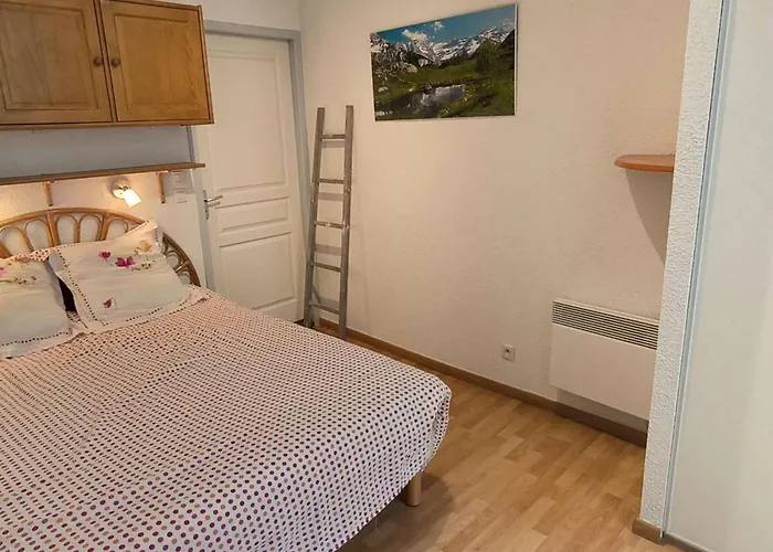 Lumineux Avec Balcon, Parking Et Casier A Skis - Fr-1-812-17 *